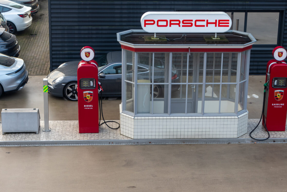 Porsche pompstation tankstation oud