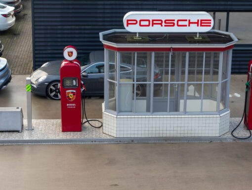 Porsche pompstation tankstation oud