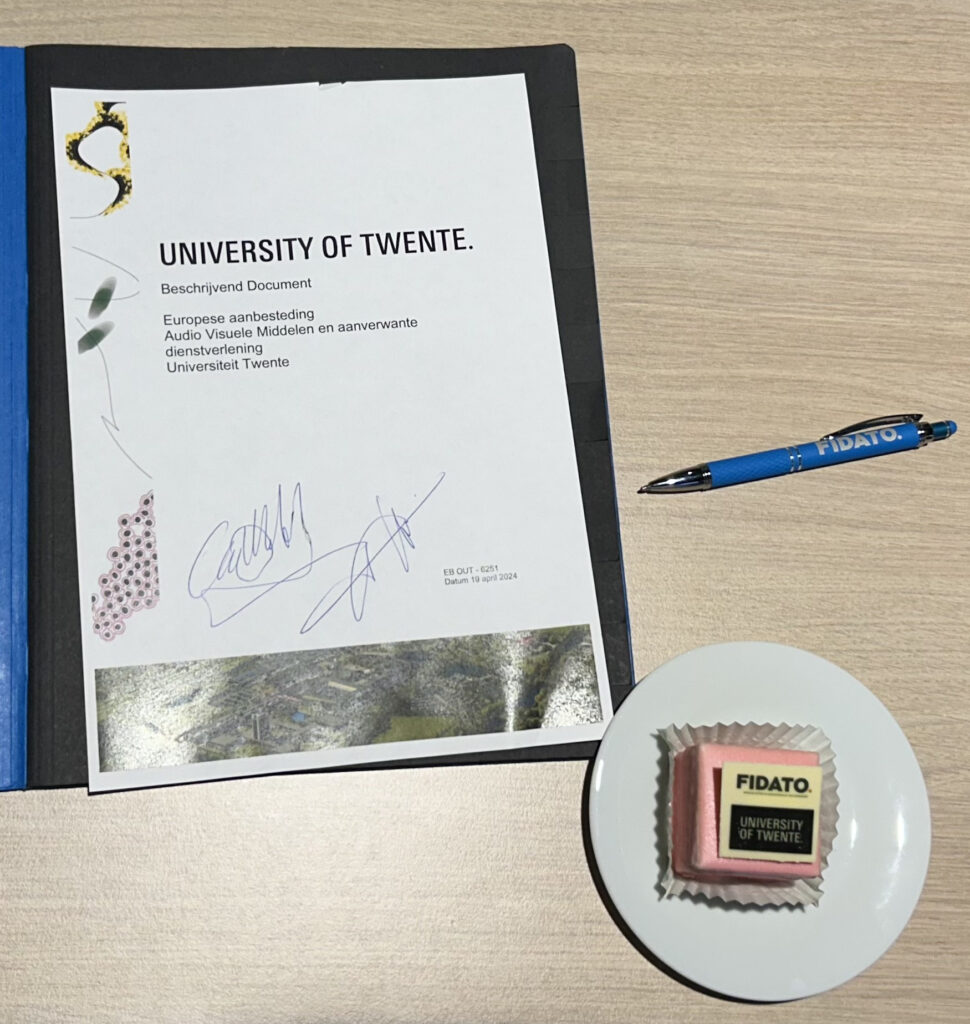 Algemene AV & IT-termen • audiovisueel • audiovisuele oplossingen • audiovisuele apparatuur • AV-technologie • AV-oplossingen • AV-systemen • professionele AV-oplossingen • smart building solutions • slimme technologie • innovatieve presentatieoplossingen Presentatie & Conferentie • presentatie • presentatiemiddelen • interactief presenteren • interactieve presentatieoplossingen • beamer • projectiescherm • vergaderschermen • digitale presentatieschermen • touchscreens • smartboard • meeting boards • zakelijke presentaties • LED wall • videowall Vergaderen & Samenwerken • hybride vergaderen • online vergaderen • videoconferentie • Teams-vergadering • Zoom-meeting • Google Meet • Microsoft Teams-oplossingen • huddle space • vergaderruimte oplossingen • digitale vergaderruimtes • smart meeting rooms • conference call • draadloos presenteren Narrowcasting & Communicatie • narrowcasting • digital signage • interactieve narrowcasting • content streaming • webcasting • livestreaming • bedrijfscommunicatie • informatieschermen Vergadersystemen & Besturing • discussiesystemen • draadloze presentatiesystemen • centrale besturing AV • room control system • smart meeting rooms • smart office technologie • roombooking • ruimtebeheer oplossingen • digitale receptie Verhuur & Dienstverlening • AV verhuur • audiovisuele apparatuur verhuur • beamer verhuur • licht verhuur • geluid verhuur • evenemententechniek • tijdelijke AV-oplossingen • installatie & onderhoud AV • AVaaS (AV as a Service)