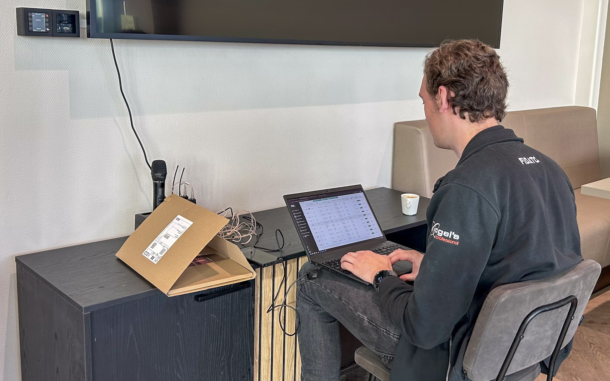 Algemene AV & IT-termen • audiovisueel • audiovisuele oplossingen • audiovisuele apparatuur • AV-technologie • AV-oplossingen • AV-systemen • professionele AV-oplossingen • smart building solutions • slimme technologie • innovatieve presentatieoplossingen Presentatie & Conferentie • presentatie • presentatiemiddelen • interactief presenteren • interactieve presentatieoplossingen • beamer • projectiescherm • vergaderschermen • digitale presentatieschermen • touchscreens • smartboard • meeting boards • zakelijke presentaties • LED wall • videowall Vergaderen & Samenwerken • hybride vergaderen • online vergaderen • videoconferentie • Teams-vergadering • Zoom-meeting • Google Meet • Microsoft Teams-oplossingen • huddle space • vergaderruimte oplossingen • digitale vergaderruimtes • smart meeting rooms • conference call • draadloos presenteren Narrowcasting & Communicatie • narrowcasting • digital signage • interactieve narrowcasting • content streaming • webcasting • livestreaming • bedrijfscommunicatie • informatieschermen Vergadersystemen & Besturing • discussiesystemen • draadloze presentatiesystemen • centrale besturing AV • room control system • smart meeting rooms • smart office technologie • roombooking • ruimtebeheer oplossingen • digitale receptie Verhuur & Dienstverlening • AV verhuur • audiovisuele apparatuur verhuur • beamer verhuur • licht verhuur • geluid verhuur • evenemententechniek • tijdelijke AV-oplossingen • installatie & onderhoud AV • AVaaS (AV as a Service)