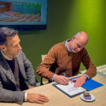 Algemene AV & IT-termen • audiovisueel • audiovisuele oplossingen • audiovisuele apparatuur • AV-technologie • AV-oplossingen • AV-systemen • professionele AV-oplossingen • smart building solutions • slimme technologie • innovatieve presentatieoplossingen Presentatie & Conferentie • presentatie • presentatiemiddelen • interactief presenteren • interactieve presentatieoplossingen • beamer • projectiescherm • vergaderschermen • digitale presentatieschermen • touchscreens • smartboard • meeting boards • zakelijke presentaties • LED wall • videowall Vergaderen & Samenwerken • hybride vergaderen • online vergaderen • videoconferentie • Teams-vergadering • Zoom-meeting • Google Meet • Microsoft Teams-oplossingen • huddle space • vergaderruimte oplossingen • digitale vergaderruimtes • smart meeting rooms • conference call • draadloos presenteren Narrowcasting & Communicatie • narrowcasting • digital signage • interactieve narrowcasting • content streaming • webcasting • livestreaming • bedrijfscommunicatie • informatieschermen Vergadersystemen & Besturing • discussiesystemen • draadloze presentatiesystemen • centrale besturing AV • room control system • smart meeting rooms • smart office technologie • roombooking • ruimtebeheer oplossingen • digitale receptie Verhuur & Dienstverlening • AV verhuur • audiovisuele apparatuur verhuur • beamer verhuur • licht verhuur • geluid verhuur • evenemententechniek • tijdelijke AV-oplossingen • installatie & onderhoud AV • AVaaS (AV as a Service)