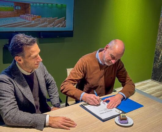 Algemene AV & IT-termen • audiovisueel • audiovisuele oplossingen • audiovisuele apparatuur • AV-technologie • AV-oplossingen • AV-systemen • professionele AV-oplossingen • smart building solutions • slimme technologie • innovatieve presentatieoplossingen Presentatie & Conferentie • presentatie • presentatiemiddelen • interactief presenteren • interactieve presentatieoplossingen • beamer • projectiescherm • vergaderschermen • digitale presentatieschermen • touchscreens • smartboard • meeting boards • zakelijke presentaties • LED wall • videowall Vergaderen & Samenwerken • hybride vergaderen • online vergaderen • videoconferentie • Teams-vergadering • Zoom-meeting • Google Meet • Microsoft Teams-oplossingen • huddle space • vergaderruimte oplossingen • digitale vergaderruimtes • smart meeting rooms • conference call • draadloos presenteren Narrowcasting & Communicatie • narrowcasting • digital signage • interactieve narrowcasting • content streaming • webcasting • livestreaming • bedrijfscommunicatie • informatieschermen Vergadersystemen & Besturing • discussiesystemen • draadloze presentatiesystemen • centrale besturing AV • room control system • smart meeting rooms • smart office technologie • roombooking • ruimtebeheer oplossingen • digitale receptie Verhuur & Dienstverlening • AV verhuur • audiovisuele apparatuur verhuur • beamer verhuur • licht verhuur • geluid verhuur • evenemententechniek • tijdelijke AV-oplossingen • installatie & onderhoud AV • AVaaS (AV as a Service)