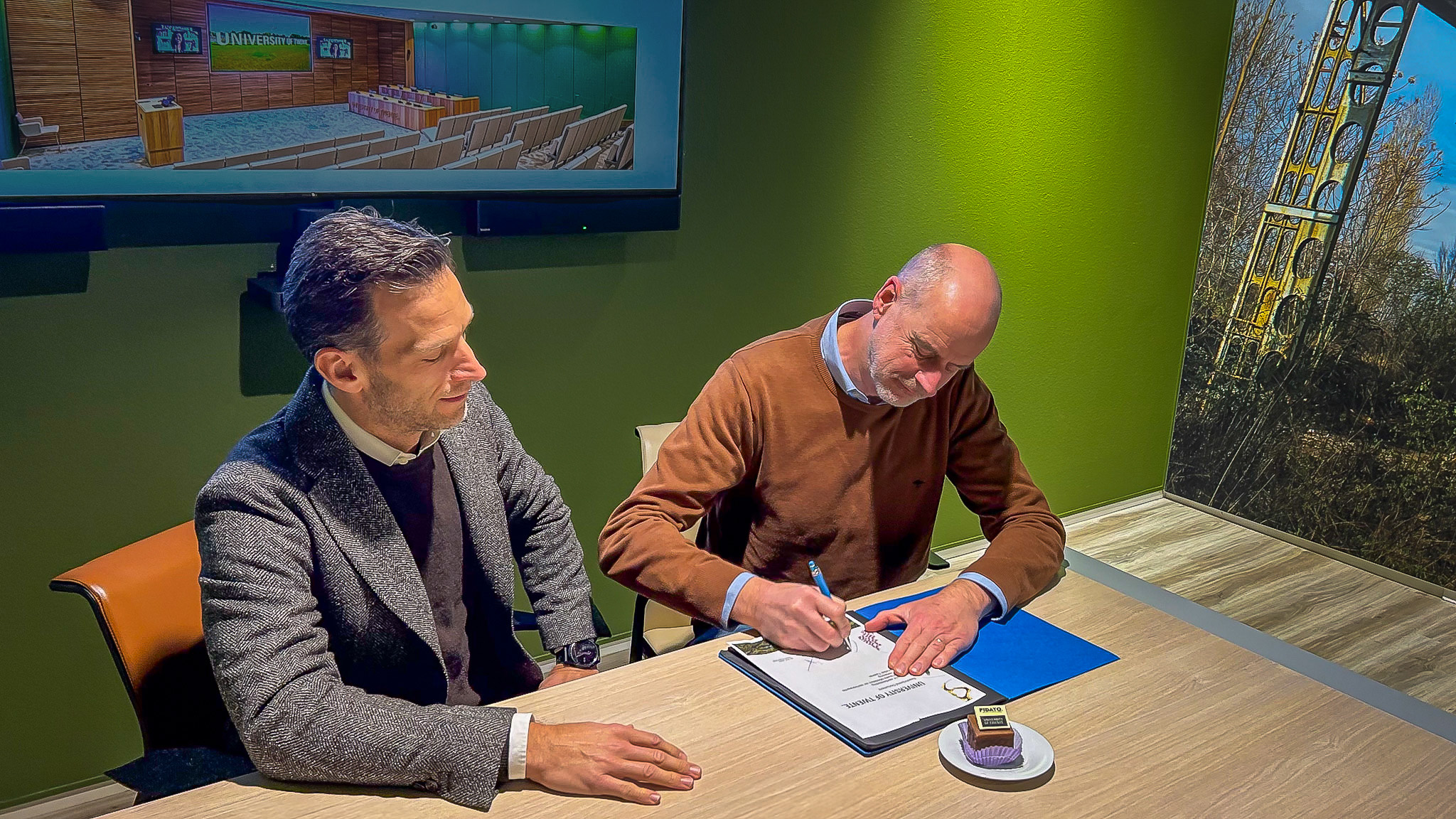 Algemene AV & IT-termen • audiovisueel • audiovisuele oplossingen • audiovisuele apparatuur • AV-technologie • AV-oplossingen • AV-systemen • professionele AV-oplossingen • smart building solutions • slimme technologie • innovatieve presentatieoplossingen Presentatie & Conferentie • presentatie • presentatiemiddelen • interactief presenteren • interactieve presentatieoplossingen • beamer • projectiescherm • vergaderschermen • digitale presentatieschermen • touchscreens • smartboard • meeting boards • zakelijke presentaties • LED wall • videowall Vergaderen & Samenwerken • hybride vergaderen • online vergaderen • videoconferentie • Teams-vergadering • Zoom-meeting • Google Meet • Microsoft Teams-oplossingen • huddle space • vergaderruimte oplossingen • digitale vergaderruimtes • smart meeting rooms • conference call • draadloos presenteren Narrowcasting & Communicatie • narrowcasting • digital signage • interactieve narrowcasting • content streaming • webcasting • livestreaming • bedrijfscommunicatie • informatieschermen Vergadersystemen & Besturing • discussiesystemen • draadloze presentatiesystemen • centrale besturing AV • room control system • smart meeting rooms • smart office technologie • roombooking • ruimtebeheer oplossingen • digitale receptie Verhuur & Dienstverlening • AV verhuur • audiovisuele apparatuur verhuur • beamer verhuur • licht verhuur • geluid verhuur • evenemententechniek • tijdelijke AV-oplossingen • installatie & onderhoud AV • AVaaS (AV as a Service)