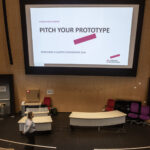 Algemene AV & IT-termen • audiovisueel • audiovisuele oplossingen • audiovisuele apparatuur • AV-technologie • AV-oplossingen • AV-systemen • professionele AV-oplossingen • smart building solutions • slimme technologie • innovatieve presentatieoplossingen Presentatie & Conferentie • presentatie • presentatiemiddelen • interactief presenteren • interactieve presentatieoplossingen • beamer • projectiescherm • vergaderschermen • digitale presentatieschermen • touchscreens • smartboard • meeting boards • zakelijke presentaties • LED wall • videowall Vergaderen & Samenwerken • hybride vergaderen • online vergaderen • videoconferentie • Teams-vergadering • Zoom-meeting • Google Meet • Microsoft Teams-oplossingen • huddle space • vergaderruimte oplossingen • digitale vergaderruimtes • smart meeting rooms • conference call • draadloos presenteren Narrowcasting & Communicatie • narrowcasting • digital signage • interactieve narrowcasting • content streaming • webcasting • livestreaming • bedrijfscommunicatie • informatieschermen Vergadersystemen & Besturing • discussiesystemen • draadloze presentatiesystemen • centrale besturing AV • room control system • smart meeting rooms • smart office technologie • roombooking • ruimtebeheer oplossingen • digitale receptie Verhuur & Dienstverlening • AV verhuur • audiovisuele apparatuur verhuur • beamer verhuur • licht verhuur • geluid verhuur • evenemententechniek • tijdelijke AV-oplossingen • installatie & onderhoud AV • AVaaS (AV as a Service)