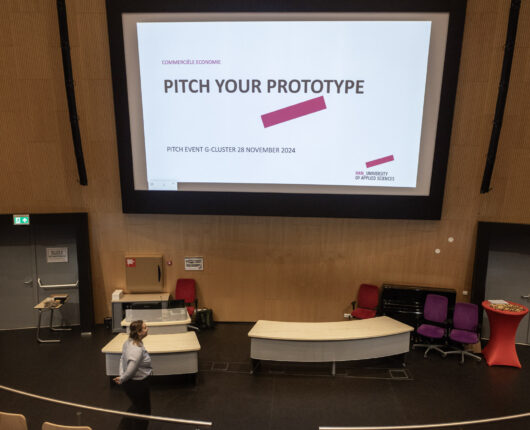 Algemene AV & IT-termen • audiovisueel • audiovisuele oplossingen • audiovisuele apparatuur • AV-technologie • AV-oplossingen • AV-systemen • professionele AV-oplossingen • smart building solutions • slimme technologie • innovatieve presentatieoplossingen Presentatie & Conferentie • presentatie • presentatiemiddelen • interactief presenteren • interactieve presentatieoplossingen • beamer • projectiescherm • vergaderschermen • digitale presentatieschermen • touchscreens • smartboard • meeting boards • zakelijke presentaties • LED wall • videowall Vergaderen & Samenwerken • hybride vergaderen • online vergaderen • videoconferentie • Teams-vergadering • Zoom-meeting • Google Meet • Microsoft Teams-oplossingen • huddle space • vergaderruimte oplossingen • digitale vergaderruimtes • smart meeting rooms • conference call • draadloos presenteren Narrowcasting & Communicatie • narrowcasting • digital signage • interactieve narrowcasting • content streaming • webcasting • livestreaming • bedrijfscommunicatie • informatieschermen Vergadersystemen & Besturing • discussiesystemen • draadloze presentatiesystemen • centrale besturing AV • room control system • smart meeting rooms • smart office technologie • roombooking • ruimtebeheer oplossingen • digitale receptie Verhuur & Dienstverlening • AV verhuur • audiovisuele apparatuur verhuur • beamer verhuur • licht verhuur • geluid verhuur • evenemententechniek • tijdelijke AV-oplossingen • installatie & onderhoud AV • AVaaS (AV as a Service)