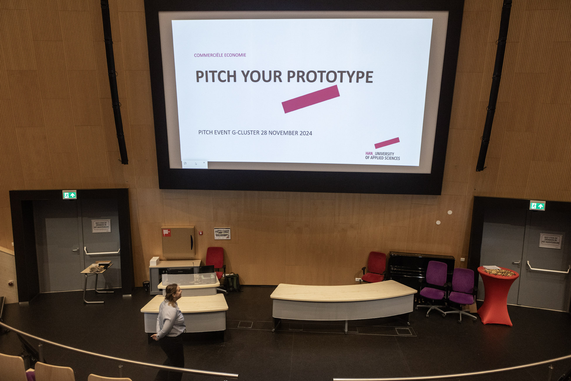 Algemene AV & IT-termen • audiovisueel • audiovisuele oplossingen • audiovisuele apparatuur • AV-technologie • AV-oplossingen • AV-systemen • professionele AV-oplossingen • smart building solutions • slimme technologie • innovatieve presentatieoplossingen Presentatie & Conferentie • presentatie • presentatiemiddelen • interactief presenteren • interactieve presentatieoplossingen • beamer • projectiescherm • vergaderschermen • digitale presentatieschermen • touchscreens • smartboard • meeting boards • zakelijke presentaties • LED wall • videowall Vergaderen & Samenwerken • hybride vergaderen • online vergaderen • videoconferentie • Teams-vergadering • Zoom-meeting • Google Meet • Microsoft Teams-oplossingen • huddle space • vergaderruimte oplossingen • digitale vergaderruimtes • smart meeting rooms • conference call • draadloos presenteren Narrowcasting & Communicatie • narrowcasting • digital signage • interactieve narrowcasting • content streaming • webcasting • livestreaming • bedrijfscommunicatie • informatieschermen Vergadersystemen & Besturing • discussiesystemen • draadloze presentatiesystemen • centrale besturing AV • room control system • smart meeting rooms • smart office technologie • roombooking • ruimtebeheer oplossingen • digitale receptie Verhuur & Dienstverlening • AV verhuur • audiovisuele apparatuur verhuur • beamer verhuur • licht verhuur • geluid verhuur • evenemententechniek • tijdelijke AV-oplossingen • installatie & onderhoud AV • AVaaS (AV as a Service)