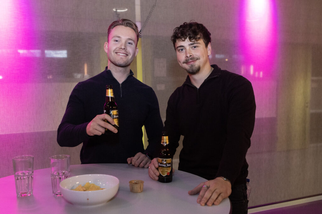 Algemene AV & IT-termen • audiovisueel • audiovisuele oplossingen • audiovisuele apparatuur • AV-technologie • AV-oplossingen • AV-systemen • professionele AV-oplossingen • smart building solutions • slimme technologie • innovatieve presentatieoplossingen Presentatie & Conferentie • presentatie • presentatiemiddelen • interactief presenteren • interactieve presentatieoplossingen • beamer • projectiescherm • vergaderschermen • digitale presentatieschermen • touchscreens • smartboard • meeting boards • zakelijke presentaties • LED wall • videowall Vergaderen & Samenwerken • hybride vergaderen • online vergaderen • videoconferentie • Teams-vergadering • Zoom-meeting • Google Meet • Microsoft Teams-oplossingen • huddle space • vergaderruimte oplossingen • digitale vergaderruimtes • smart meeting rooms • conference call • draadloos presenteren Narrowcasting & Communicatie • narrowcasting • digital signage • interactieve narrowcasting • content streaming • webcasting • livestreaming • bedrijfscommunicatie • informatieschermen Vergadersystemen & Besturing • discussiesystemen • draadloze presentatiesystemen • centrale besturing AV • room control system • smart meeting rooms • smart office technologie • roombooking • ruimtebeheer oplossingen • digitale receptie Verhuur & Dienstverlening • AV verhuur • audiovisuele apparatuur verhuur • beamer verhuur • licht verhuur • geluid verhuur • evenemententechniek • tijdelijke AV-oplossingen • installatie & onderhoud AV • AVaaS (AV as a Service)