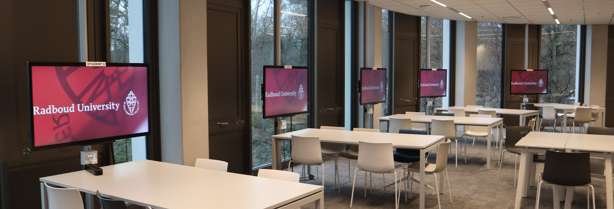 Algemene AV & IT-termen • audiovisueel • audiovisuele oplossingen • audiovisuele apparatuur • AV-technologie • AV-oplossingen • AV-systemen • professionele AV-oplossingen • smart building solutions • slimme technologie • innovatieve presentatieoplossingen Presentatie & Conferentie • presentatie • presentatiemiddelen • interactief presenteren • interactieve presentatieoplossingen • beamer • projectiescherm • vergaderschermen • digitale presentatieschermen • touchscreens • smartboard • meeting boards • zakelijke presentaties • LED wall • videowall Vergaderen & Samenwerken • hybride vergaderen • online vergaderen • videoconferentie • Teams-vergadering • Zoom-meeting • Google Meet • Microsoft Teams-oplossingen • huddle space • vergaderruimte oplossingen • digitale vergaderruimtes • smart meeting rooms • conference call • draadloos presenteren Narrowcasting & Communicatie • narrowcasting • digital signage • interactieve narrowcasting • content streaming • webcasting • livestreaming • bedrijfscommunicatie • informatieschermen Vergadersystemen & Besturing • discussiesystemen • draadloze presentatiesystemen • centrale besturing AV • room control system • smart meeting rooms • smart office technologie • roombooking • ruimtebeheer oplossingen • digitale receptie Verhuur & Dienstverlening • AV verhuur • audiovisuele apparatuur verhuur • beamer verhuur • licht verhuur • geluid verhuur • evenemententechniek • tijdelijke AV-oplossingen • installatie & onderhoud AV • AVaaS (AV as a Service)