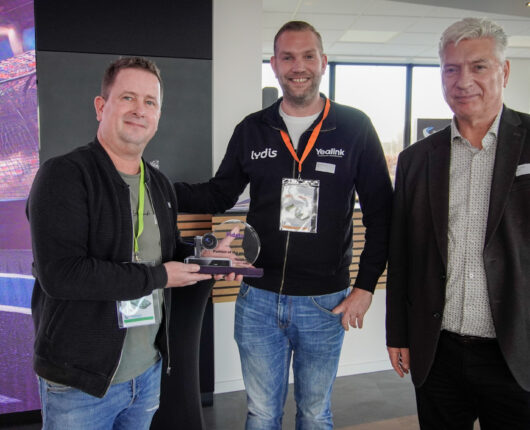 Algemene AV & IT-termen • audiovisueel • audiovisuele oplossingen • audiovisuele apparatuur • AV-technologie • AV-oplossingen • AV-systemen • professionele AV-oplossingen • smart building solutions • slimme technologie • innovatieve presentatieoplossingen Presentatie & Conferentie • presentatie • presentatiemiddelen • interactief presenteren • interactieve presentatieoplossingen • beamer • projectiescherm • vergaderschermen • digitale presentatieschermen • touchscreens • smartboard • meeting boards • zakelijke presentaties • LED wall • videowall Vergaderen & Samenwerken • hybride vergaderen • online vergaderen • videoconferentie • Teams-vergadering • Zoom-meeting • Google Meet • Microsoft Teams-oplossingen • huddle space • vergaderruimte oplossingen • digitale vergaderruimtes • smart meeting rooms • conference call • draadloos presenteren Narrowcasting & Communicatie • narrowcasting • digital signage • interactieve narrowcasting • content streaming • webcasting • livestreaming • bedrijfscommunicatie • informatieschermen Vergadersystemen & Besturing • discussiesystemen • draadloze presentatiesystemen • centrale besturing AV • room control system • smart meeting rooms • smart office technologie • roombooking • ruimtebeheer oplossingen • digitale receptie Verhuur & Dienstverlening • AV verhuur • audiovisuele apparatuur verhuur • beamer verhuur • licht verhuur • geluid verhuur • evenemententechniek • tijdelijke AV-oplossingen • installatie & onderhoud AV • AVaaS (AV as a Service)