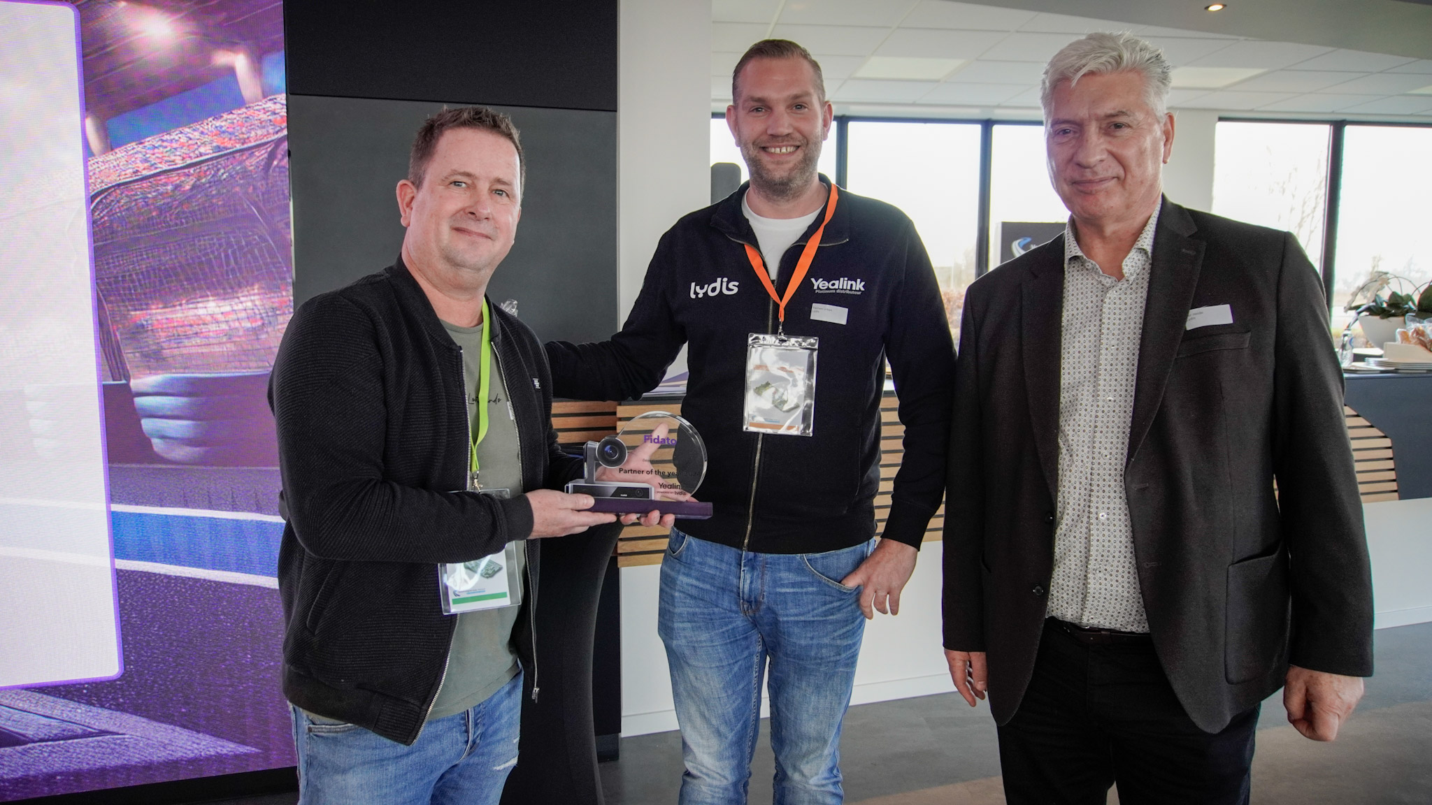 Algemene AV & IT-termen • audiovisueel • audiovisuele oplossingen • audiovisuele apparatuur • AV-technologie • AV-oplossingen • AV-systemen • professionele AV-oplossingen • smart building solutions • slimme technologie • innovatieve presentatieoplossingen Presentatie & Conferentie • presentatie • presentatiemiddelen • interactief presenteren • interactieve presentatieoplossingen • beamer • projectiescherm • vergaderschermen • digitale presentatieschermen • touchscreens • smartboard • meeting boards • zakelijke presentaties • LED wall • videowall Vergaderen & Samenwerken • hybride vergaderen • online vergaderen • videoconferentie • Teams-vergadering • Zoom-meeting • Google Meet • Microsoft Teams-oplossingen • huddle space • vergaderruimte oplossingen • digitale vergaderruimtes • smart meeting rooms • conference call • draadloos presenteren Narrowcasting & Communicatie • narrowcasting • digital signage • interactieve narrowcasting • content streaming • webcasting • livestreaming • bedrijfscommunicatie • informatieschermen Vergadersystemen & Besturing • discussiesystemen • draadloze presentatiesystemen • centrale besturing AV • room control system • smart meeting rooms • smart office technologie • roombooking • ruimtebeheer oplossingen • digitale receptie Verhuur & Dienstverlening • AV verhuur • audiovisuele apparatuur verhuur • beamer verhuur • licht verhuur • geluid verhuur • evenemententechniek • tijdelijke AV-oplossingen • installatie & onderhoud AV • AVaaS (AV as a Service)