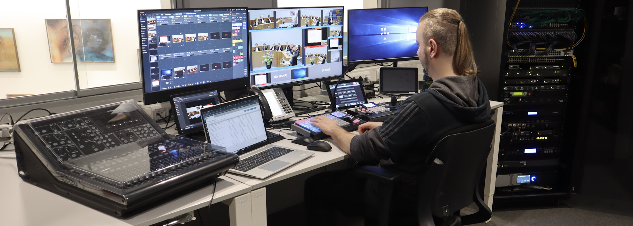 Algemene AV & IT-termen • audiovisueel • audiovisuele oplossingen • audiovisuele apparatuur • AV-technologie • AV-oplossingen • AV-systemen • professionele AV-oplossingen • smart building solutions • slimme technologie • innovatieve presentatieoplossingen Presentatie & Conferentie • presentatie • presentatiemiddelen • interactief presenteren • interactieve presentatieoplossingen • beamer • projectiescherm • vergaderschermen • digitale presentatieschermen • touchscreens • smartboard • meeting boards • zakelijke presentaties • LED wall • videowall Vergaderen & Samenwerken • hybride vergaderen • online vergaderen • videoconferentie • Teams-vergadering • Zoom-meeting • Google Meet • Microsoft Teams-oplossingen • huddle space • vergaderruimte oplossingen • digitale vergaderruimtes • smart meeting rooms • conference call • draadloos presenteren Narrowcasting & Communicatie • narrowcasting • digital signage • interactieve narrowcasting • content streaming • webcasting • livestreaming • bedrijfscommunicatie • informatieschermen Vergadersystemen & Besturing • discussiesystemen • draadloze presentatiesystemen • centrale besturing AV • room control system • smart meeting rooms • smart office technologie • roombooking • ruimtebeheer oplossingen • digitale receptie Verhuur & Dienstverlening • AV verhuur • audiovisuele apparatuur verhuur • beamer verhuur • licht verhuur • geluid verhuur • evenemententechniek • tijdelijke AV-oplossingen • installatie & onderhoud AV • AVaaS (AV as a Service)