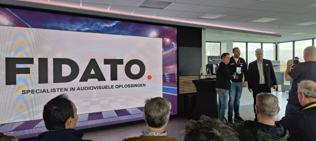 Algemene AV & IT-termen • audiovisueel • audiovisuele oplossingen • audiovisuele apparatuur • AV-technologie • AV-oplossingen • AV-systemen • professionele AV-oplossingen • smart building solutions • slimme technologie • innovatieve presentatieoplossingen Presentatie & Conferentie • presentatie • presentatiemiddelen • interactief presenteren • interactieve presentatieoplossingen • beamer • projectiescherm • vergaderschermen • digitale presentatieschermen • touchscreens • smartboard • meeting boards • zakelijke presentaties • LED wall • videowall Vergaderen & Samenwerken • hybride vergaderen • online vergaderen • videoconferentie • Teams-vergadering • Zoom-meeting • Google Meet • Microsoft Teams-oplossingen • huddle space • vergaderruimte oplossingen • digitale vergaderruimtes • smart meeting rooms • conference call • draadloos presenteren Narrowcasting & Communicatie • narrowcasting • digital signage • interactieve narrowcasting • content streaming • webcasting • livestreaming • bedrijfscommunicatie • informatieschermen Vergadersystemen & Besturing • discussiesystemen • draadloze presentatiesystemen • centrale besturing AV • room control system • smart meeting rooms • smart office technologie • roombooking • ruimtebeheer oplossingen • digitale receptie Verhuur & Dienstverlening • AV verhuur • audiovisuele apparatuur verhuur • beamer verhuur • licht verhuur • geluid verhuur • evenemententechniek • tijdelijke AV-oplossingen • installatie & onderhoud AV • AVaaS (AV as a Service)