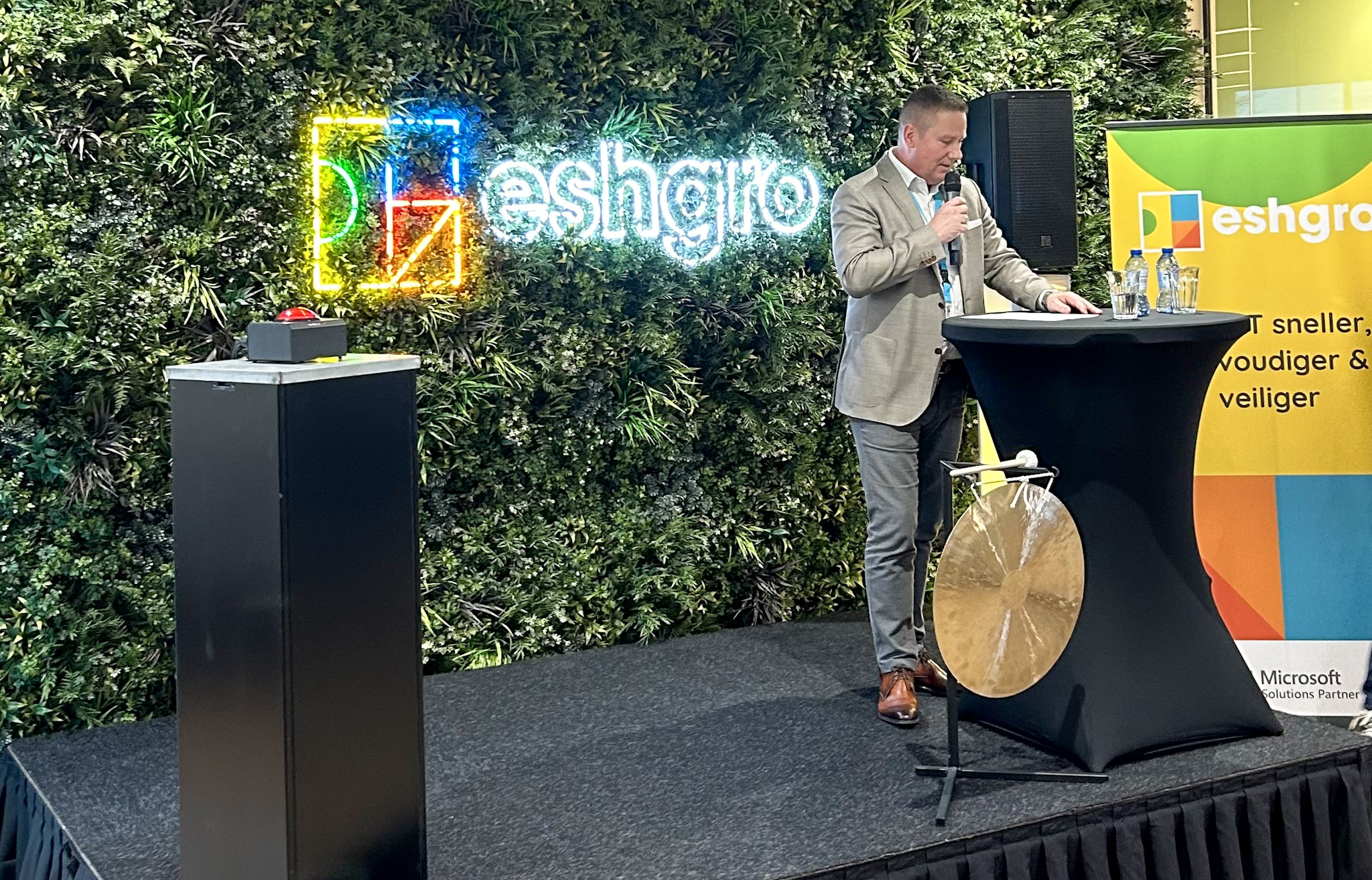 Algemene AV & IT-termen • audiovisueel • audiovisuele oplossingen • audiovisuele apparatuur • AV-technologie • AV-oplossingen • AV-systemen • professionele AV-oplossingen • smart building solutions • slimme technologie • innovatieve presentatieoplossingen Presentatie & Conferentie • presentatie • presentatiemiddelen • interactief presenteren • interactieve presentatieoplossingen • beamer • projectiescherm • vergaderschermen • digitale presentatieschermen • touchscreens • smartboard • meeting boards • zakelijke presentaties • LED wall • videowall Vergaderen & Samenwerken • hybride vergaderen • online vergaderen • videoconferentie • Teams-vergadering • Zoom-meeting • Google Meet • Microsoft Teams-oplossingen • huddle space • vergaderruimte oplossingen • digitale vergaderruimtes • smart meeting rooms • conference call • draadloos presenteren Narrowcasting & Communicatie • narrowcasting • digital signage • interactieve narrowcasting • content streaming • webcasting • livestreaming • bedrijfscommunicatie • informatieschermen Vergadersystemen & Besturing • discussiesystemen • draadloze presentatiesystemen • centrale besturing AV • room control system • smart meeting rooms • smart office technologie • roombooking • ruimtebeheer oplossingen • digitale receptie Verhuur & Dienstverlening • AV verhuur • audiovisuele apparatuur verhuur • beamer verhuur • licht verhuur • geluid verhuur • evenemententechniek • tijdelijke AV-oplossingen • installatie & onderhoud AV • AVaaS (AV as a Service)