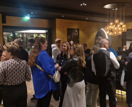 Algemene AV & IT-termen • audiovisueel • audiovisuele oplossingen • audiovisuele apparatuur • AV-technologie • AV-oplossingen • AV-systemen • professionele AV-oplossingen • smart building solutions • slimme technologie • innovatieve presentatieoplossingen Presentatie & Conferentie • presentatie • presentatiemiddelen • interactief presenteren • interactieve presentatieoplossingen • beamer • projectiescherm • vergaderschermen • digitale presentatieschermen • touchscreens • smartboard • meeting boards • zakelijke presentaties • LED wall • videowall Vergaderen & Samenwerken • hybride vergaderen • online vergaderen • videoconferentie • Teams-vergadering • Zoom-meeting • Google Meet • Microsoft Teams-oplossingen • huddle space • vergaderruimte oplossingen • digitale vergaderruimtes • smart meeting rooms • conference call • draadloos presenteren Narrowcasting & Communicatie • narrowcasting • digital signage • interactieve narrowcasting • content streaming • webcasting • livestreaming • bedrijfscommunicatie • informatieschermen Vergadersystemen & Besturing • discussiesystemen • draadloze presentatiesystemen • centrale besturing AV • room control system • smart meeting rooms • smart office technologie • roombooking • ruimtebeheer oplossingen • digitale receptie Verhuur & Dienstverlening • AV verhuur • audiovisuele apparatuur verhuur • beamer verhuur • licht verhuur • geluid verhuur • evenemententechniek • tijdelijke AV-oplossingen • installatie & onderhoud AV • AVaaS (AV as a Service)