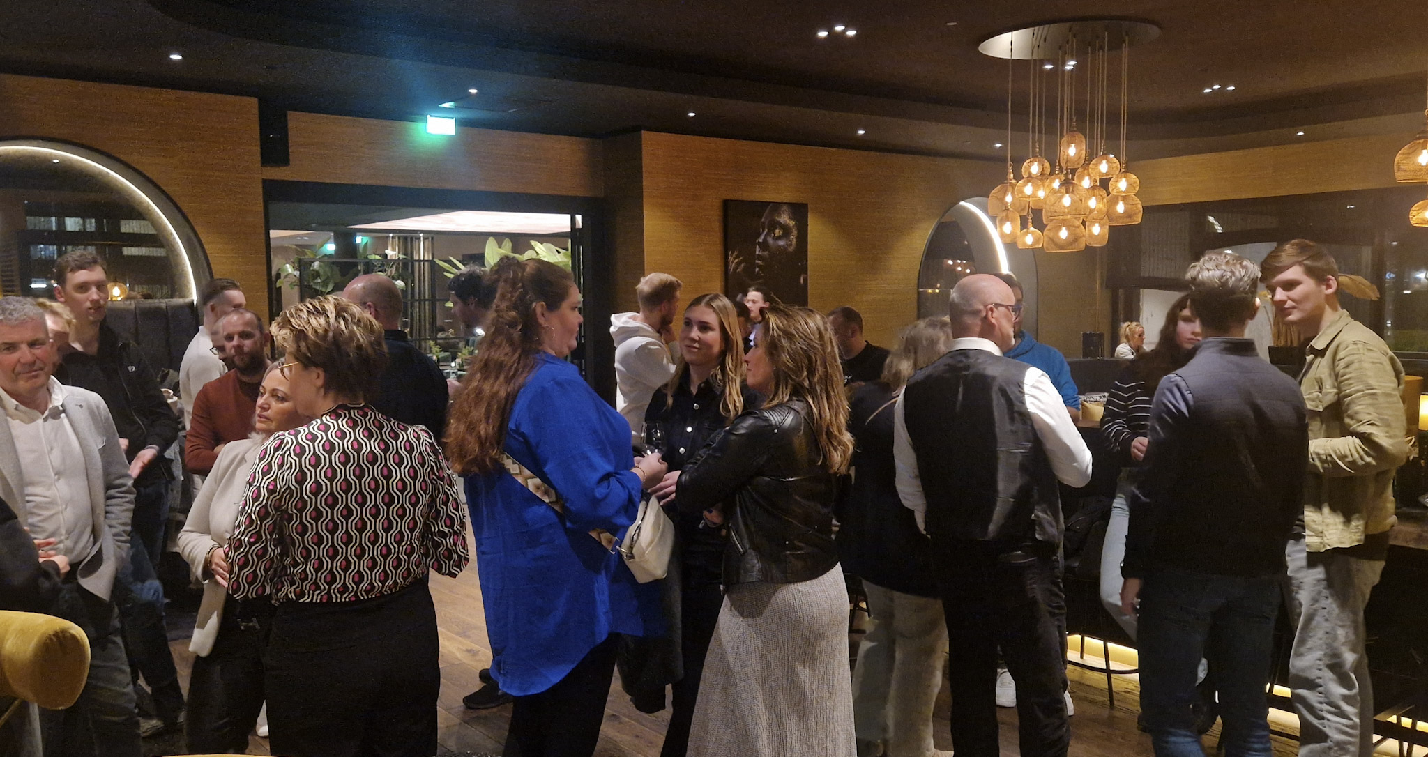 Algemene AV & IT-termen • audiovisueel • audiovisuele oplossingen • audiovisuele apparatuur • AV-technologie • AV-oplossingen • AV-systemen • professionele AV-oplossingen • smart building solutions • slimme technologie • innovatieve presentatieoplossingen Presentatie & Conferentie • presentatie • presentatiemiddelen • interactief presenteren • interactieve presentatieoplossingen • beamer • projectiescherm • vergaderschermen • digitale presentatieschermen • touchscreens • smartboard • meeting boards • zakelijke presentaties • LED wall • videowall Vergaderen & Samenwerken • hybride vergaderen • online vergaderen • videoconferentie • Teams-vergadering • Zoom-meeting • Google Meet • Microsoft Teams-oplossingen • huddle space • vergaderruimte oplossingen • digitale vergaderruimtes • smart meeting rooms • conference call • draadloos presenteren Narrowcasting & Communicatie • narrowcasting • digital signage • interactieve narrowcasting • content streaming • webcasting • livestreaming • bedrijfscommunicatie • informatieschermen Vergadersystemen & Besturing • discussiesystemen • draadloze presentatiesystemen • centrale besturing AV • room control system • smart meeting rooms • smart office technologie • roombooking • ruimtebeheer oplossingen • digitale receptie Verhuur & Dienstverlening • AV verhuur • audiovisuele apparatuur verhuur • beamer verhuur • licht verhuur • geluid verhuur • evenemententechniek • tijdelijke AV-oplossingen • installatie & onderhoud AV • AVaaS (AV as a Service)