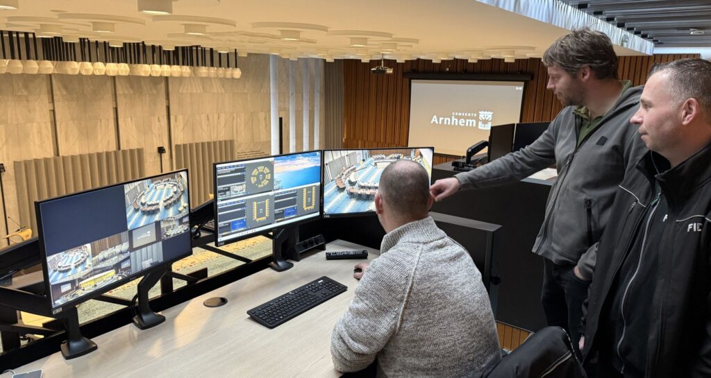 Algemene AV & IT-termen • audiovisueel • audiovisuele oplossingen • audiovisuele apparatuur • AV-technologie • AV-oplossingen • AV-systemen • professionele AV-oplossingen • smart building solutions • slimme technologie • innovatieve presentatieoplossingen Presentatie & Conferentie • presentatie • presentatiemiddelen • interactief presenteren • interactieve presentatieoplossingen • beamer • projectiescherm • vergaderschermen • digitale presentatieschermen • touchscreens • smartboard • meeting boards • zakelijke presentaties • LED wall • videowall Vergaderen & Samenwerken • hybride vergaderen • online vergaderen • videoconferentie • Teams-vergadering • Zoom-meeting • Google Meet • Microsoft Teams-oplossingen • huddle space • vergaderruimte oplossingen • digitale vergaderruimtes • smart meeting rooms • conference call • draadloos presenteren Narrowcasting & Communicatie • narrowcasting • digital signage • interactieve narrowcasting • content streaming • webcasting • livestreaming • bedrijfscommunicatie • informatieschermen Vergadersystemen & Besturing • discussiesystemen • draadloze presentatiesystemen • centrale besturing AV • room control system • smart meeting rooms • smart office technologie • roombooking • ruimtebeheer oplossingen • digitale receptie Verhuur & Dienstverlening • AV verhuur • audiovisuele apparatuur verhuur • beamer verhuur • licht verhuur • geluid verhuur • evenemententechniek • tijdelijke AV-oplossingen • installatie & onderhoud AV • AVaaS (AV as a Service)