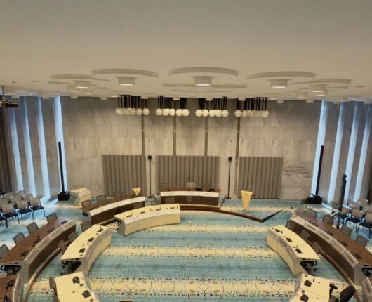 • audiovisueel • audiovisuele oplossingen • audiovisuele apparatuur • AV-technologie • AV-oplossingen • AV-systemen • professionele AV-oplossingen • smart building solutions • slimme technologie • innovatieve presentatieoplossingen Presentatie & Conferentie • presentatie • presentatiemiddelen • interactief presenteren • interactieve presentatieoplossingen • beamer • projectiescherm • vergaderschermen • digitale presentatieschermen • touchscreens • smartboard • meeting boards • zakelijke presentaties • LED wall • videowall Vergaderen & Samenwerken • hybride vergaderen • online vergaderen • videoconferentie • Teams-vergadering • Zoom-meeting • Google Meet • Microsoft Teams-oplossingen • huddle space • vergaderruimte oplossingen • digitale vergaderruimtes • smart meeting rooms • conference call • draadloos presenteren Narrowcasting & Communicatie • narrowcasting • digital signage • interactieve narrowcasting • content streaming • webcasting • livestreaming • bedrijfscommunicatie • informatieschermen Vergadersystemen & Besturing • discussiesystemen • draadloze presentatiesystemen • centrale besturing AV • room control system • smart meeting rooms • smart office technologie • roombooking • ruimtebeheer oplossingen • digitale receptie Verhuur & Dienstverlening • AV verhuur • audiovisuele apparatuur verhuur • beamer verhuur • licht verhuur • geluid verhuur • evenemententechniek • tijdelijke AV-oplossingen • installatie & onderhoud AV • AVaaS (AV as a Service)